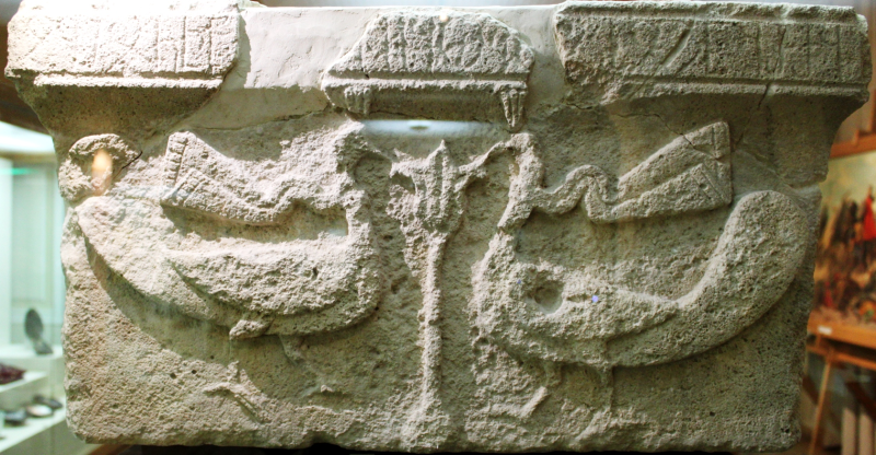 File:Aserbaidžaani Riiklik ajaloomuuseum_Albaania kivikapiteel.JPG